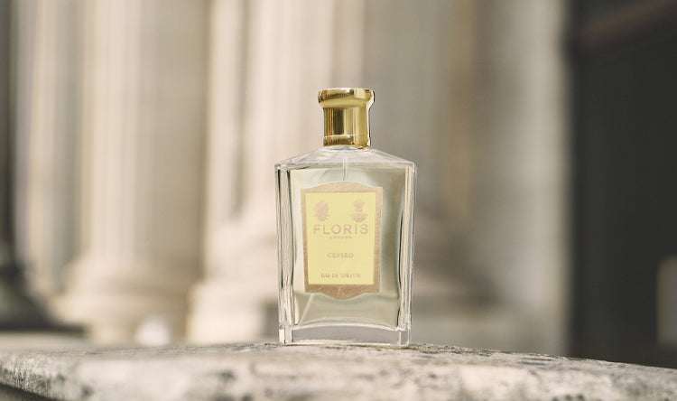 A bottle of Cefiro with a yellow label on a stone step in front of the National Gallery in London.